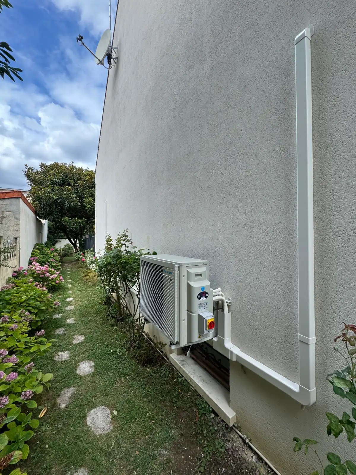 Unité extérieure de climatisation sur un mur